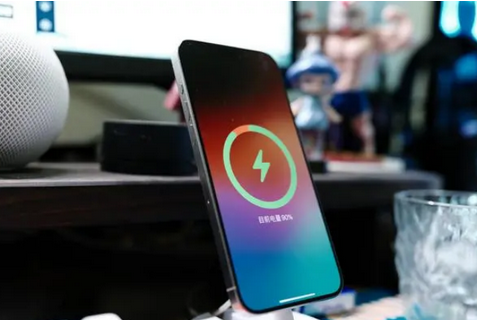 江汉苹果15换屏服务分享用什么充电器给iPhone15充电更好 